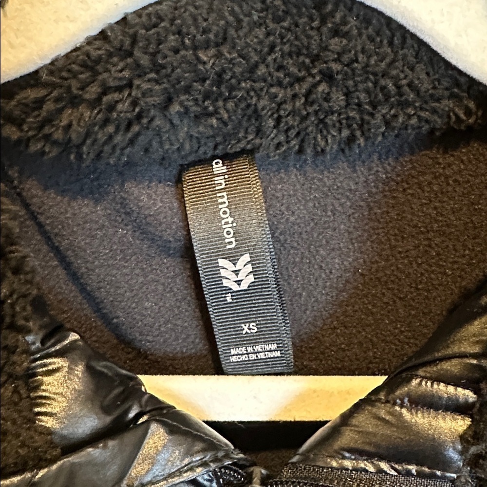 All in Motion black long sleeve fleece lined cropped puffer jacket size XS NWT - Picture 2 of 3